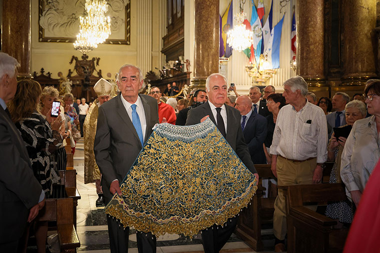 Fundación Ibercaja ofrece el manto a la virgen del Pilar por su 150 aniversario