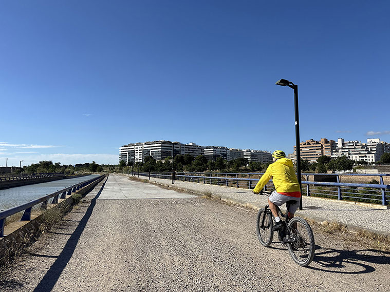 en bicicleta por el canal imperial