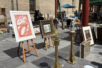 mercadillo de antiguedades de la plaza de San Bruno