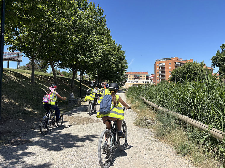 personas en bicicleta por el Canal Imperial de Aragón
