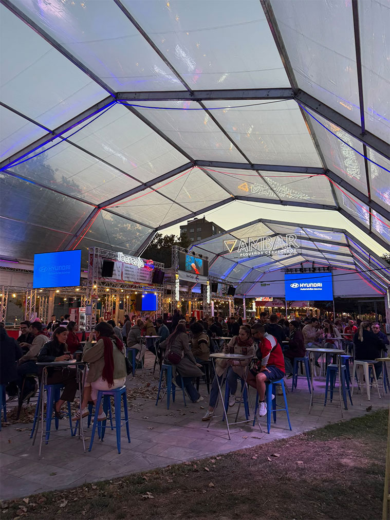 Personas disfrutando del Festival de Food Trucks de Zaragoza